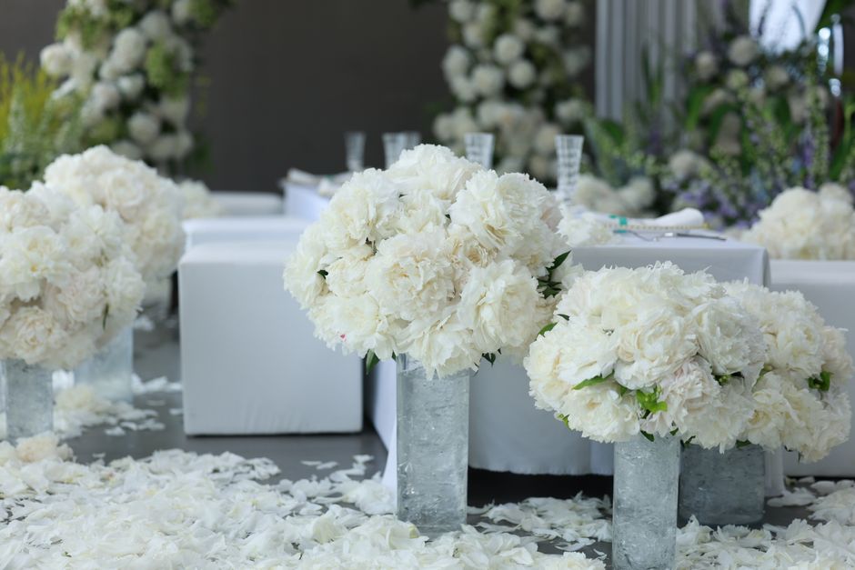Elegant wedding floral centerpiece on a banquet table